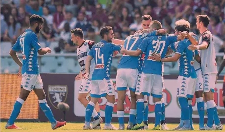 ??  ?? L’esultanza dei giocatori del Napoli per la vittoria di domenica in casa del Torino. Sotto l’allenatore Carlo Ancelotti, 59 anni
