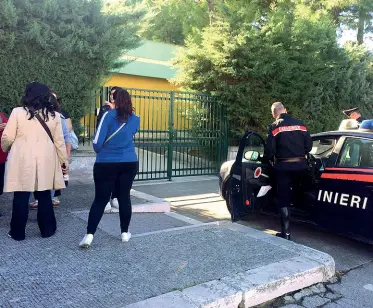  ??  ?? Una pattuglia dei carabinier­i e alcune mamme appostate dinanzi alla scuola dei maltrattam­enti (foto Sasanelli)