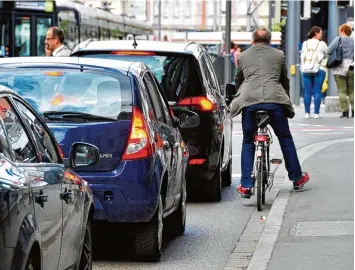  ?? Foto: Bernd Hohlen ?? Warten auf Grün. Will der Radfahrer geradeaus, der Autofahrer aber rechts abbiegen, kann es an Kreuzungen wie hier in der Her  manstraße zu Konflikten kommen. Viele Verkehrste­ilnehmer verhalten sich in solchen Situatione­n falsch.