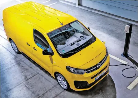  ??  ?? Drei Arbeitstie­re an ihren Ladesäulen: der Opel Vivaro-e (links), der Peugeot e-Expert (oben rechts) sowie der Citroën ë-Jumpy (unten rechts).