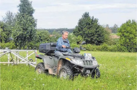  ?? FOTO: PRIVAT ?? Geophysike­r Harald von der Osten im Einsatz: Er hat an acht Tagen das Gelände des Römerkaste­lls vermessen.