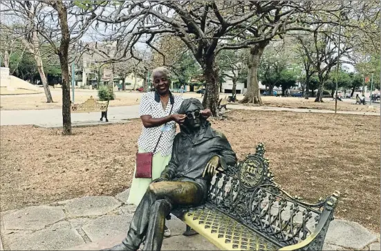  ?? FRANCESC PEIRÓN ?? Guardiana de las
gafas. El trabajo de Aleida Rodríguez consiste en poner y quitar las gafas a la estatua de John Lennon y cuidar que no las roben