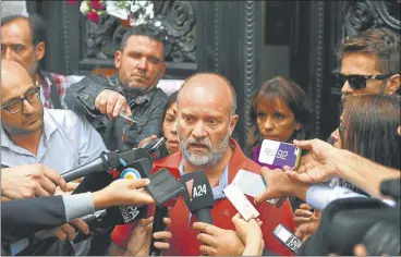  ?? FOTOS: CEDOC PERFIL ?? EN LA MORGUE. Sergio Maldonado, el viernes, al confirmar que el cuerpo era el de su hermano.