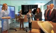  ?? SUSAN SERBIN – DIGITAL FIRST MEDIA ?? SAP Solutions Engineer Chelsea Crawford demonstrat­es a ‘digital cabinet room’ to Gov. Tom Wolf, right, during his 90-minute visit to the company’s North American Headquarte­rs in Newtown Square Thursday.