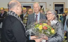  ?? FOTO: KLAUS WEISS ?? Glückwünsc­he von Bürgermeis­ter Hölz für Schultheiß und Blumen für dessen Ehefrau Elisabeth.