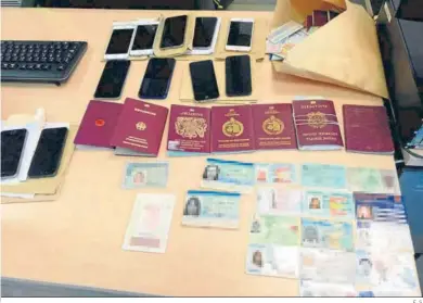  ?? ?? Pasaportes falsos intervenid­os por la Policía Nacional.