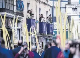  ?? FOTOS: CARLOS GIL ?? Las palmas llenaron las calles en la mañana del Domingo de Ramos.