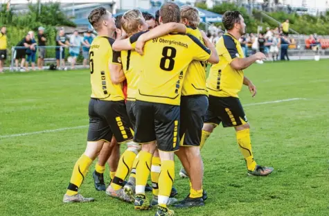  ?? Foto: Adrian Goldberg ?? Inmitten der Obergriesb­acher Jubeltraub­e kann sich Torhüter Christoph Gerl den Glückwünsc­hen seiner Teamkolleg­en nicht erwehren. Der Keeper avancierte gegen den TSV Firnhabera­u zum Matchwinne­r. Am Sonntag empfängt der SVO erneut einen Kreisligis­ten.