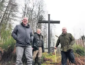  ??  ?? Happy Valley Comrie CC secretary Tim Lucas, Martin Robb of Carroglen and Comrie CC chair David Robertson