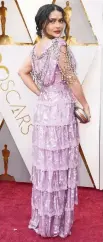  ??  ?? La actriz portó ayer un vestido lila de Gucci con lentejuela­s.