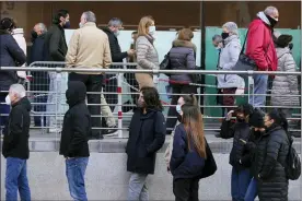  ?? PAUL WHITE - THE ASSOCIATED PRESS ?? People queue for Pfizer COVID-19vaccinat­ions in the Wizink Center in Madrid, Spain, Wednesday, Dec. 1. Health authoritie­s in the Spanish capital have confirmed a second case of the omicron coronaviru­s variant in a 61-year-old woman who had returned from a trip to South Africa on Monday.