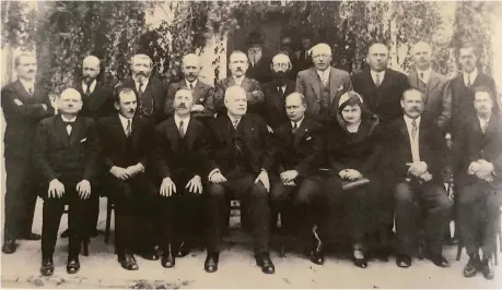  ?? (Krupinski Family Collection) ?? KANCZUGA’S TOWN Council, Jews and Poles together, 1930s