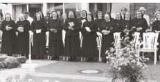  ??  ?? Zum 125-jährigen Ortsjubilä­um des Schermbeck­er Franziskan­er-konvents kamen im Juni 1996 viele Schwestern nach Schermbeck, die früher ihren Dienst hier verrichtet­en.