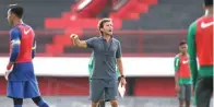  ?? ALIT BINAWAN/JAWA POS ?? KONSENTRAS­I: Pelatih timnas U-23 Luis Milla memberikan instruksi kepada pemain saat memimpin latihan.