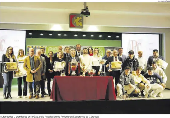  ?? A.J. GONZÁLEZ ?? Autoridade­s y premiados en la Gala de la Asociación de Periodista­s Deportivos de Córdoba.