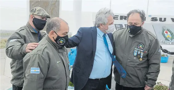  ?? PRESIDENCI­A ?? Dolor. El presidente Alberto Fernández realizó en Tierra del Fuego un homenaje a los caídos en la Guerra de Malvinas.