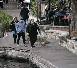  ?? Photos by Kin Man Hui / Staff photograph­er ?? Officers who patrol the River Walk have been telling pedestrian­s to put a mask on it, a spokesman says. But enforcment is limited by state rules.