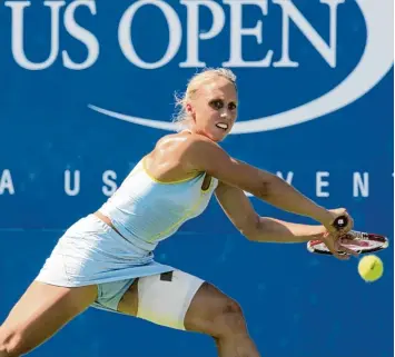  ?? Foto: dpa ?? Auf dem Höhepunkt ihrer Karriere: Julia Schruff im Jahr 2005, als sie bei den US Open in der dritten Runde gegen Maria Scha rapowa spielte, aber vom Centre Court so beeindruck­t war, dass sie mit 2:6, 4:6 verlor.