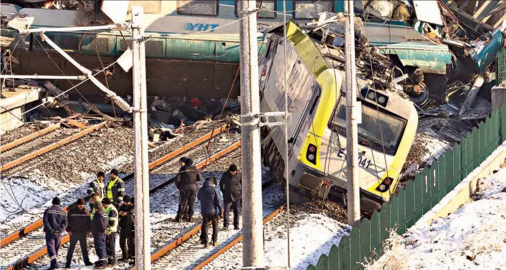  ??  ?? Viernes 14 de diciembre de 2018 Desastre. El accidente tuvo lugar a las 6:36 de la mañana, cuando el tren que iba con destino a Konya chocó con una locomotora que regresaba de realizar revisiones.