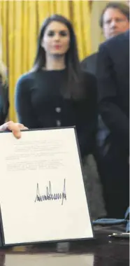  ??  ?? À la Maison Blanche, le président américain Donald Trump tenant un ordre exécutif signé pour faire avancer la constructi­on de l’oléoduc Keystone XL, le 24 janvier 2017.