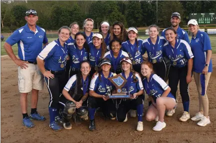  ?? BILL UHRICH — READING EAGLE ?? The Exeter softball team poses with the trophy after their 4-2victory over Brandywine Heights in the championsh­ip game Thursday.