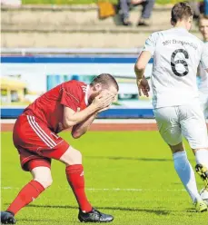  ?? FOTO: JOSEF KOPF ?? Au Backe: Jetzt hat sich beim FC Wangen auch noch Kapitän Simon Wetzel (links, gegen Ehingen-Süds Jan Deiss) verletzt.