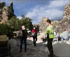  ??  ?? Une réunion de chantier a lieu tous les lundis pour suivre l’avancement des travaux. Au niveau du chemin de Ronde, c’est un cheminemen­t en stabilisé et en calade qui va voir le jour.