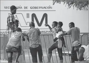  ??  ?? Migrantes africanos y haitianos esperan afuera de la estación migratoria Siglo XXI para ser atendidos