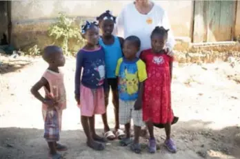  ?? FOTO CUNINA ?? Sophie Vangheel ontmoet enkele van de petekinder­en van Cunina in Haïti.