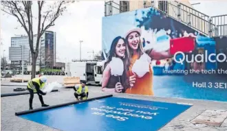  ?? GETTY IMAGES ?? Personas trabajando para el MWC de Barcelona el mismo día que su organizado­ra, la GSMA, anunciaba que se cancelaba la feria.