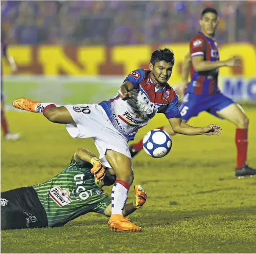  ??  ?? DEBUTANTE. El mediocampi­sta de Firpo Wilma Torres deja en el camino al portero argentino de FAS Matías Coloca, en el juego de ayer.