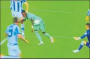  ??  ?? 1-0: Las imágenes no demuestran que Llorente golpee a Vinicius en la acción que significar­ía el penalti y el primer gol blanco