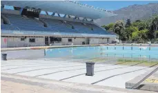  ?? FOTO: DPA ?? Gebadet wird hier nicht: Das Schwimmbad im Kapstädter Stadtteil Newlands ist bis auf Weiteres geschlosse­n.