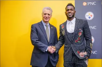  ?? Andrew Rush/Post-Gazette ?? Antonio Brown shakes hands with Steelers president Art Rooney II after a news conference discussing Mr. Brown's new contract in February 2017.