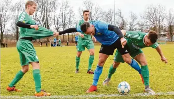  ?? Foto: Dieter Mack ?? Trikottest von Aystettens Samet Kurt beim Nördlinger Manuel Schreitmül­ler (links). Jonas Halbmeyer ist im Kampf um den Ball in deutlich besserer Position.