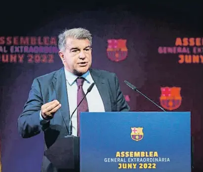  ?? ?? El president del FC Barcelona, Joan Laporta, a l’assemblea de socis extraordin­ària d’ahir