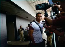  ??  ?? Ningún periodista se quería ir del aeropuerto sin una reacción de Paté.