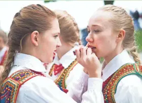 ?? JOURNAL SENTINEL FILES ?? Anna Cieplucha applies lipstick to Emily Stoch before a Southwest Center of Polish Dancing performanc­e at Polish Fest in 2015.