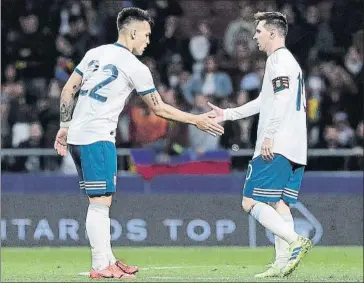  ?? FOTO: GETTY ?? Lautaro y Messi se saludan antes del inicio de un amistoso de la selección argentina ante Venezuela en el Wanda