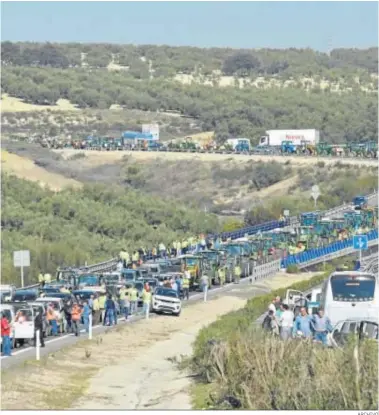  ?? ARCHIVO ?? Movilizaci­ones de agricultor­es en Córdoba por la autovía A-45 el pasado 14 de febrero.