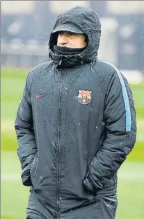  ?? FOTOS: FCB ?? Sesión pasada por agua Valverde intentó guarecerse de la lluvia mientras varios cracks se quedaron en la caseta. Cou y Mina sí salieron