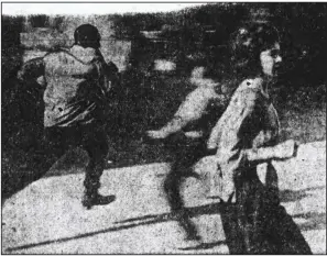  ?? Arkansas Democrat-Gazette ?? This photo of a black man running from a murderous white mob on the South Side of Chicago appeared in the Aug. 3, 1919, Arkansas Gazette.