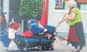  ?? FOTOS: WOLFRAM FROMMLET ?? Harald Birck gestaltete Köpfe von Obdachlose­n (links). Die Fotografin Karin Poser war selbst obdachlos: Ihr Bild (rechts) trägt den Titel „Obdachlose Frau“.