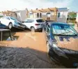  ?? Foto: Rafael González, dpa ?? Autos wurden in Spanien vom Wasser mitgerisse­n.