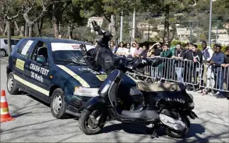  ?? (Photos Jean-François Ottonello) ?? Même à  km/h, le choc entre la voiture et le scooter s’avère très violent.