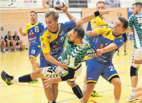  ?? FOTO: IMAGO ?? Frisch Auf Göppingen (Mitte Tim Kneule) setzte sich beim Qualifikat­ionsturnie­r fürs Achtelfina­le im DHB-Pokal gegen die HSG Konstanz und den HBW Balingen-Weilstette­n durch.