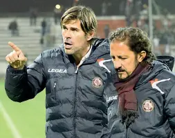  ??  ?? Sottil e Protti, rispettiva­mente allenatore e club manager del Livorno