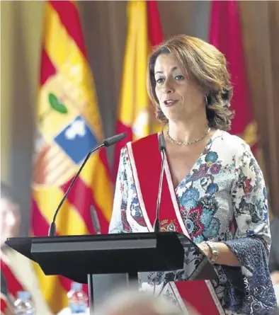  ?? ANTONIO GARCIA / EFE ?? Emma Buj (PP) ha sido elegida alcaldesa de Teruel con el apoyo de los ediles de Ciudadanos y de Vox.