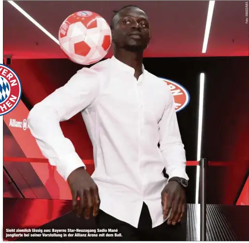  ?? ?? Sieht ziemlich lässig aus: Bayerns Star-Neuzugang Sadio Mané jonglierte bei seiner Vorstellun­g in der Allianz Arena mit dem Ball.