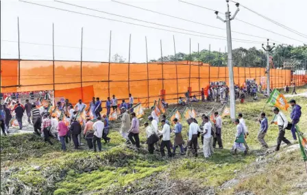  ??  ?? ARRANGEMEN­TS AT the venue on National Highway 31 in Cooch Behar on December 7 in anticipati­on of a rally to launch the BJP’S rath yatra.